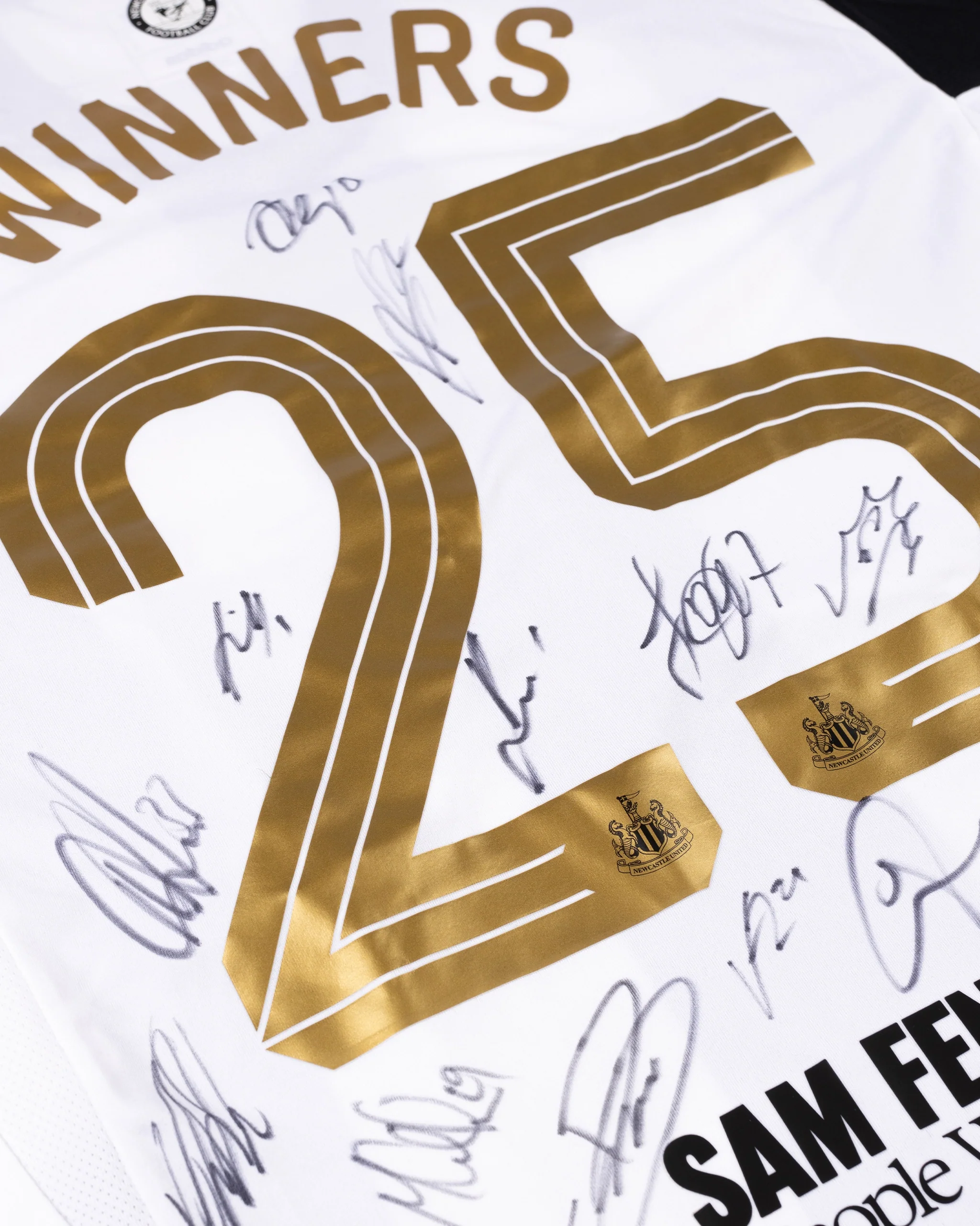 Newcastle United 24/25 Carabao Cup Winners - Squad Signed Shirt - Image 6