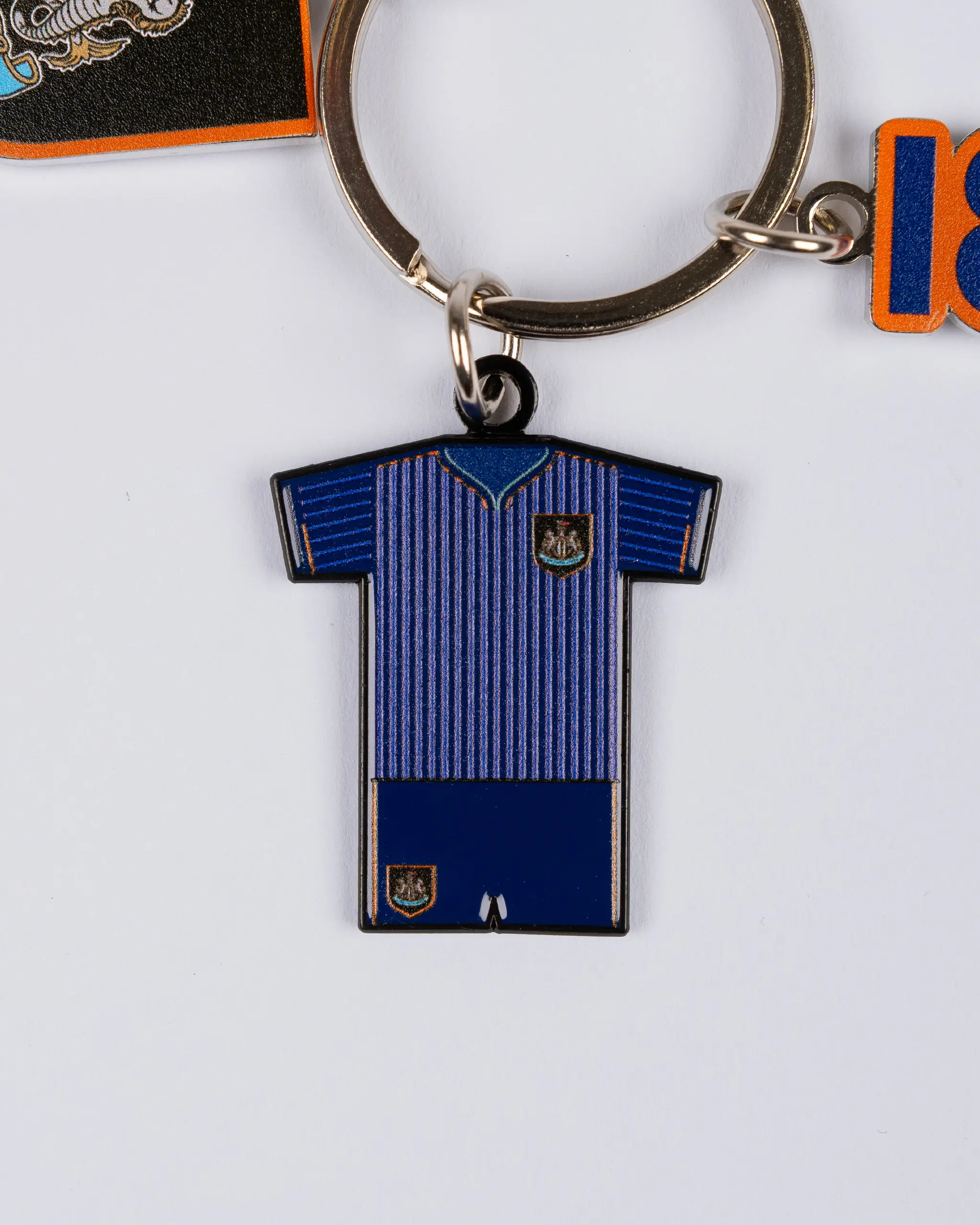 Newcastle United 25/26 Third Kit Charm Keyring - Image 3
