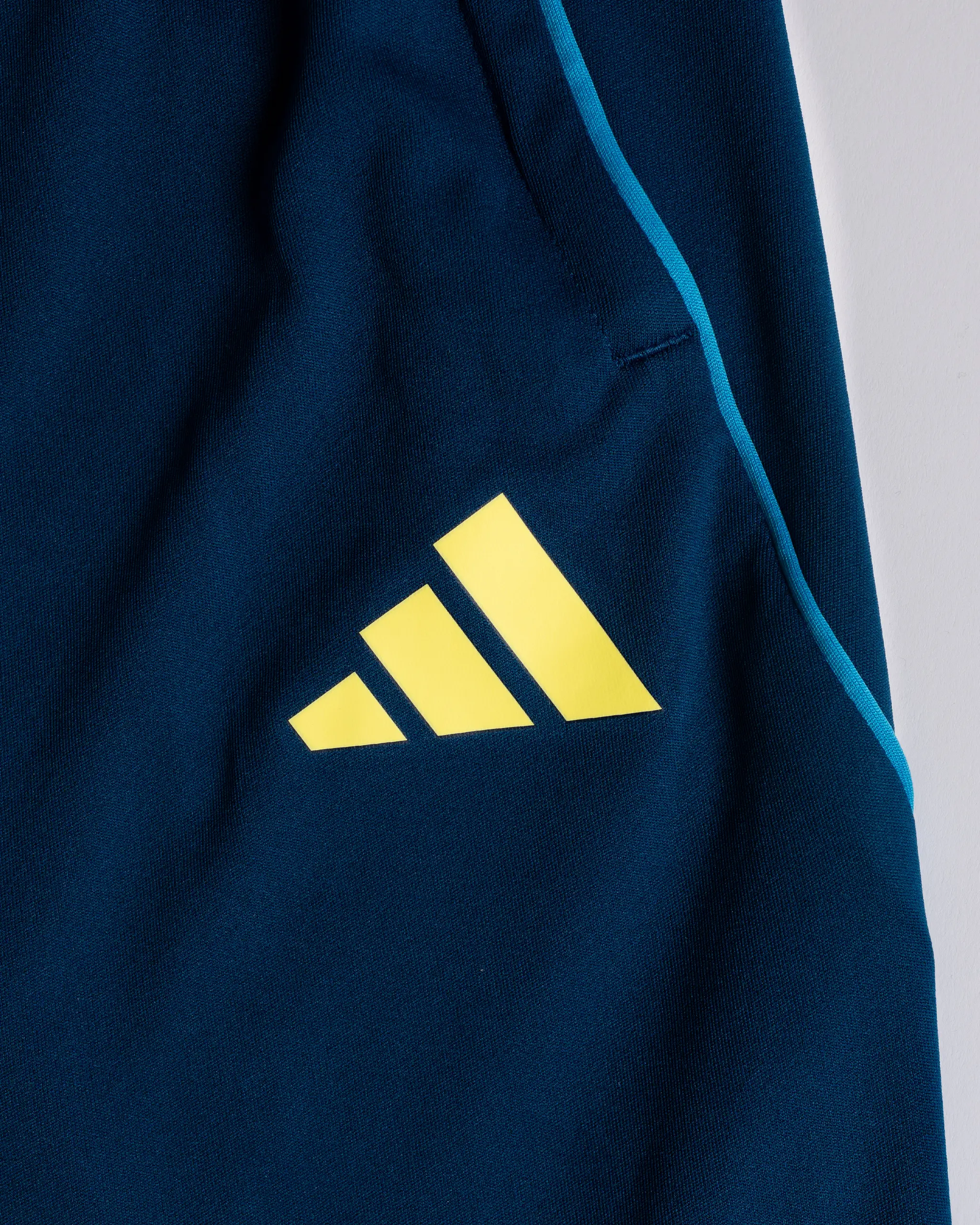 Newcastle United adidas 25/26 Coach's Range Kids' Training Bottoms - Image 4