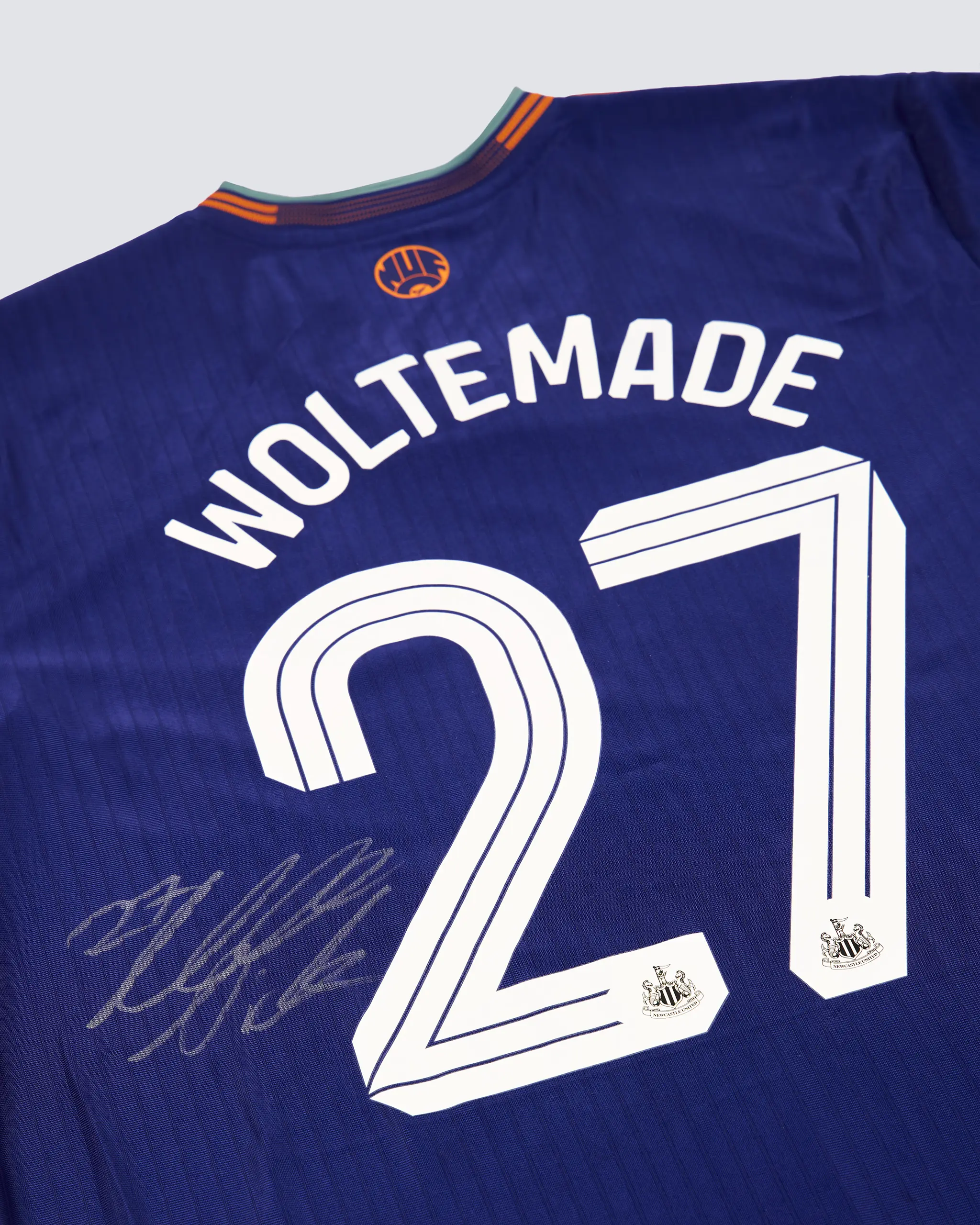 Newcastle United WOLTEMADE 25/26 Boxed Signed Third Shirt - Image 5